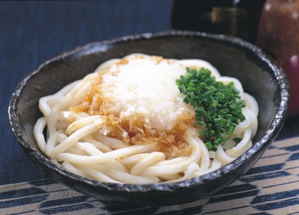 画像2: 【送料サービス】包丁切りさぬき半生うどん「国産小麦」【うどん８袋・つゆ１６袋・薬味付き】期間限定販売11／1〜12／31 (2)